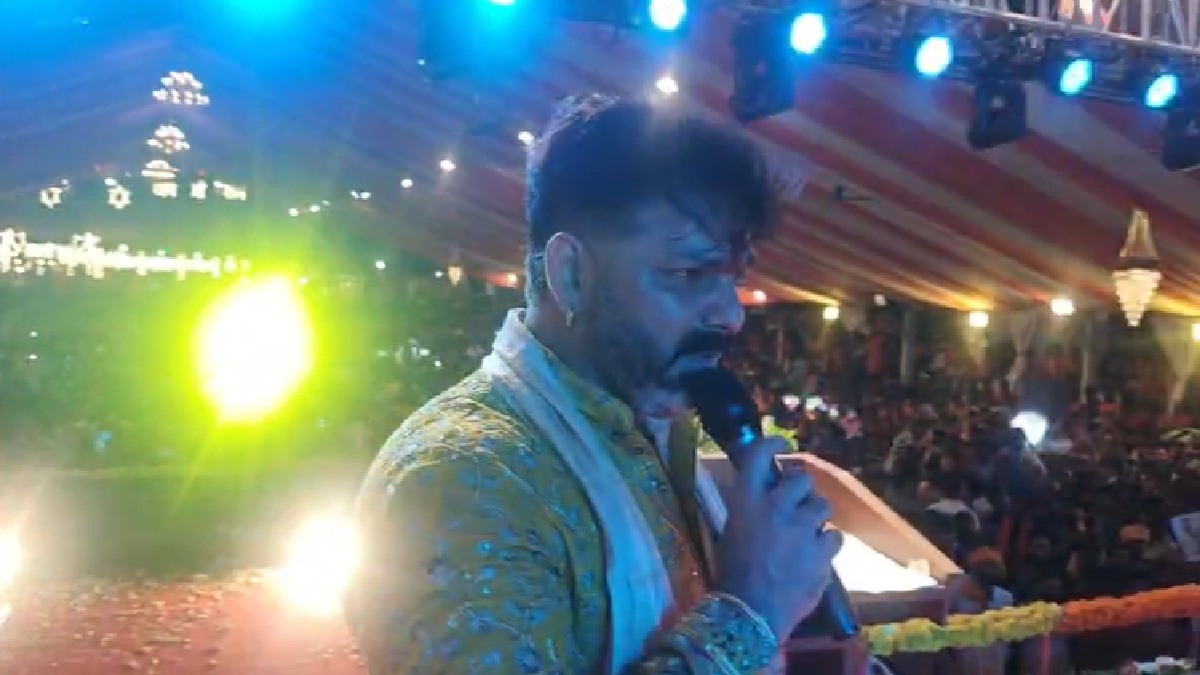 फुटहिया में पवन सिंह का भजन सुनने उमड़ी कांवड़ियों की भीड़, गूंजे ‘हर-हर महादेव’